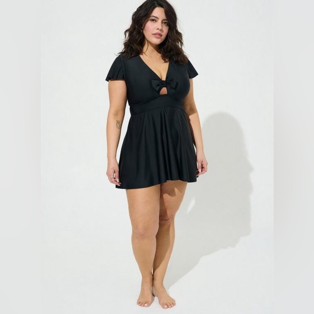 NWT Torrid Wireless Mid Length Flutter Sleeve Swim Dress. Size 6X - Picture 2 of 10